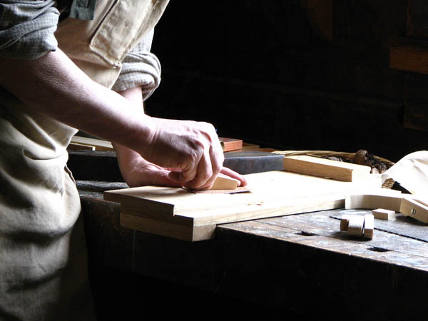 Nacemos de la influencia y formación  heredada en el sector de la <strong>carpintería de madera y ebanistería  en Manjarrés.</strong>